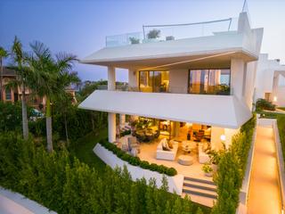 Casa a Nueva Andalucía centro. Villa con vistas al mar