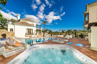 Casa a El Paraíso. Mansión de estilo mediterráneo