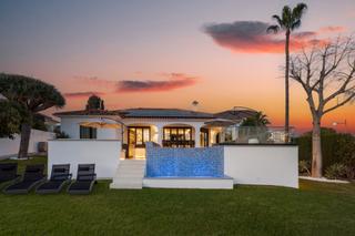 Casa a Camino molino 1. Villa renovada de alta gama en venta  con vistas al mar, jardine
