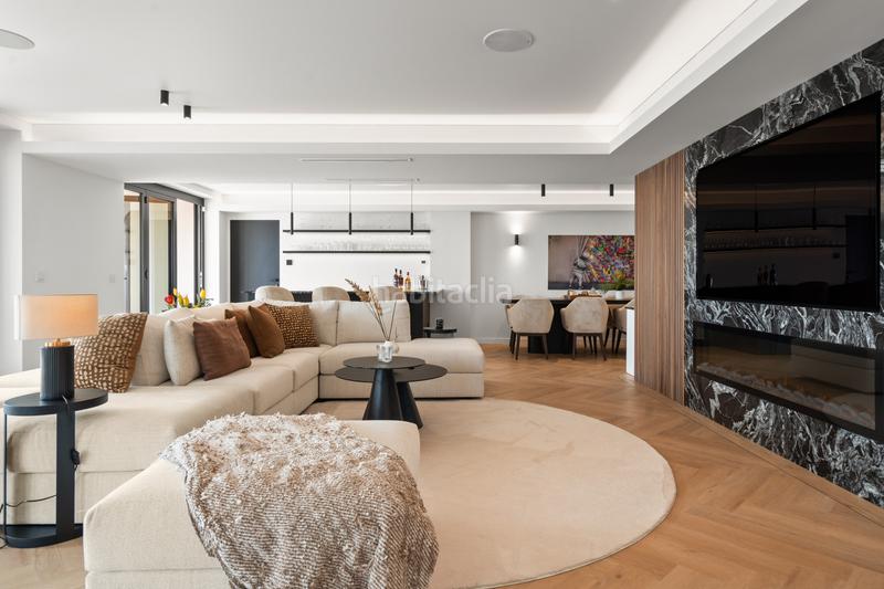 Foto 04ae88f2-01e2-40ee-a76e-7afd34256660. Casa en camino molino 1 villa renovada de alta gama en venta con vistas al mar, jardines y ubicación privilegiada en Marbella