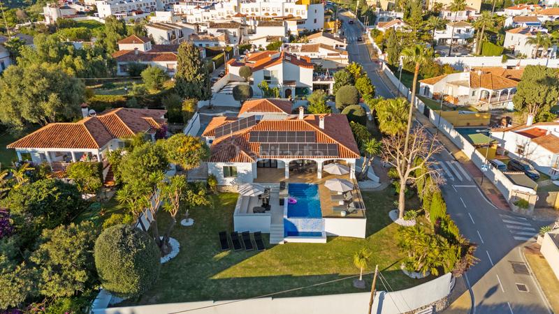 Foto f9d58e29-b58e-4767-b640-7c328c0fcdce. Casa en camino molino 1 villa renovada de alta gama en venta con vistas al mar, jardines y ubicación privilegiada en Marbella
