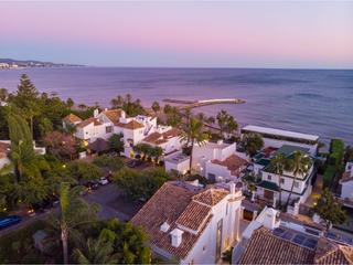Maison à Casco Antiguo. Villa en venta en puente romano, marbella