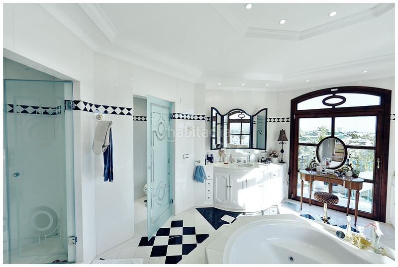 Foto 26b32a1d-95ea-4ca2-b3d8-37b06b19d8b5. House with parking pool in Casco Antiguo Marbella