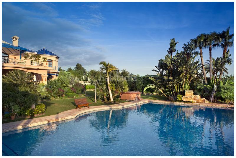 Foto b032a83b-19f2-43cc-ab09-7f3aa298d7fd. House with parking pool in Casco Antiguo Marbella