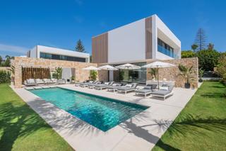 Maison à Casco Antiguo. Elegancia dorada lujosa villa en la milla de oro de marbella