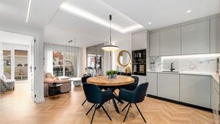 Apartament a Nueva Andalucía centro. Elegancia moderna en la maestranza, nueva andalucía apartamento