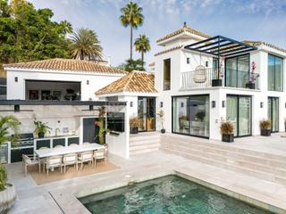 Casa a Casco Antiguo. Elegancia sofisticada con vistas impresionantes villa en el pres