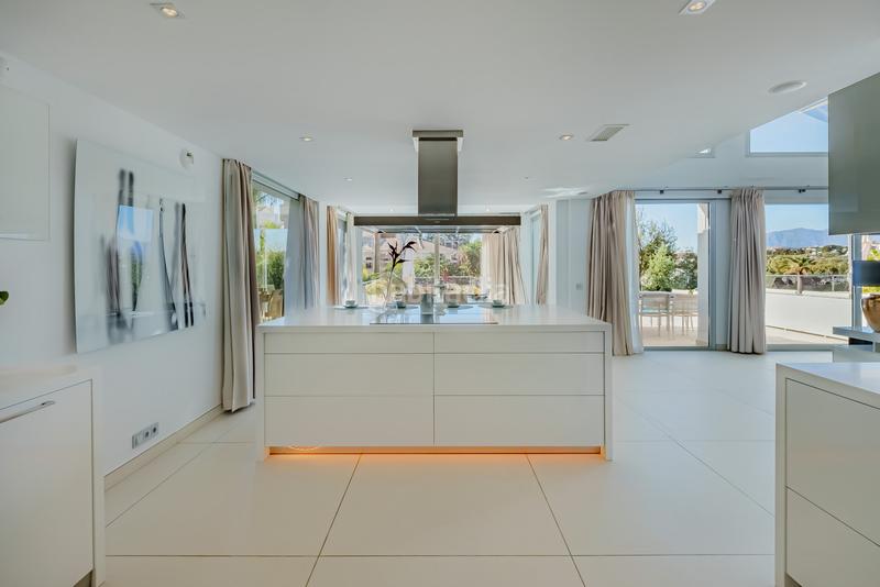 Foto c634c0fb-9a8f-4bd0-89b8-85f1b36378b2. Maison avec parking piscine dans Nueva Andalucía centro Marbella