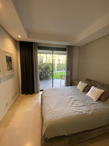 Foto 54e8a52d-dd5e-451e-95f8-86a00f931f07. Location rez-de-chaussée dans montemedio-b sierra blanc 2 dans Marbella