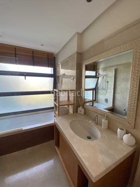 Foto 77c87be3-26dd-42a3-9a36-d81f9e802870. Location rez-de-chaussée dans montemedio-b sierra blanc 2 dans Marbella