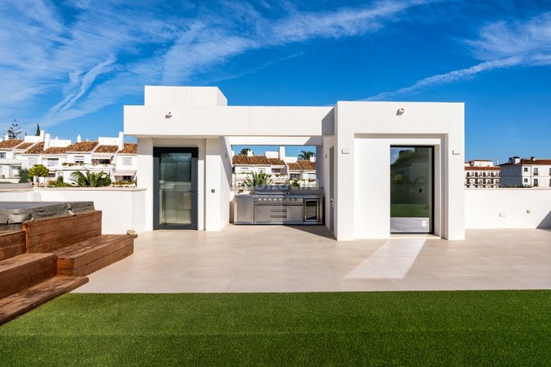 Foto e32d6293-055b-4541-9c3b-7832cd6e6bcb. Casa amb aparcament piscina a Puerto Banús Marbella