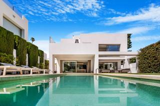 Casa a Puente Romano. Exclusiva villa de lujo en marbella golden mile