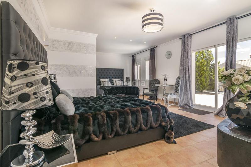 Foto f4241f22-2a72-4d13-b982-ee4423fbc282. Alquiler casa exquisita villa de 5 dormitorios en la alqueria, benahavis en Benahavís