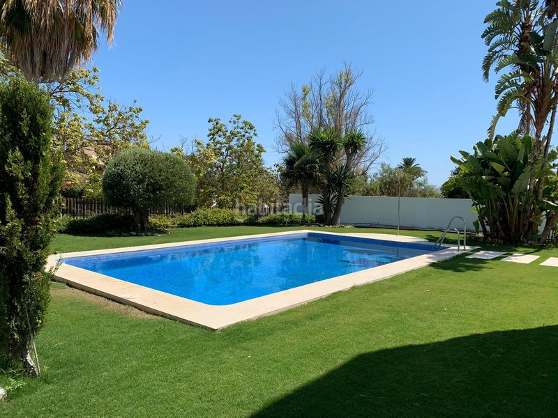 Foto b376f4d9-1b9b-4ce8-bd9d-6238037df5c5. Casa amb aparcament piscina a San Pedro de Alcántara Pueblo Marbella