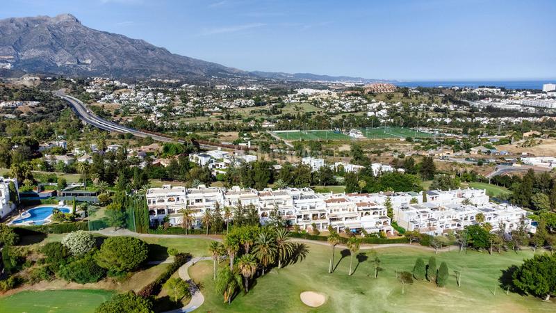 Foto d059f496-a8ad-4e04-83d2-831a55abf27a. Apartamento impresionante apartamento renovado en primera línea de golf con vistas al mar en Benahavís