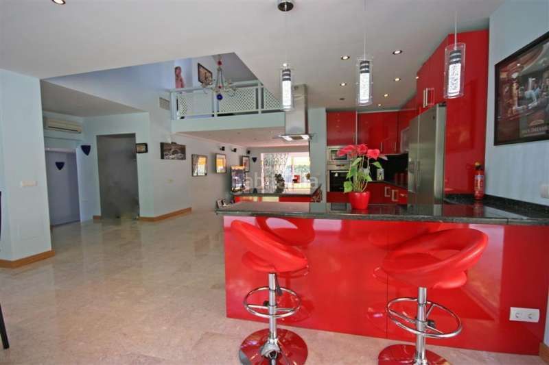 Foto fe6a2ebd-bc2b-4ac2-bacf-162f623dc08c. Casa amb piscina a Casco Antiguo Marbella