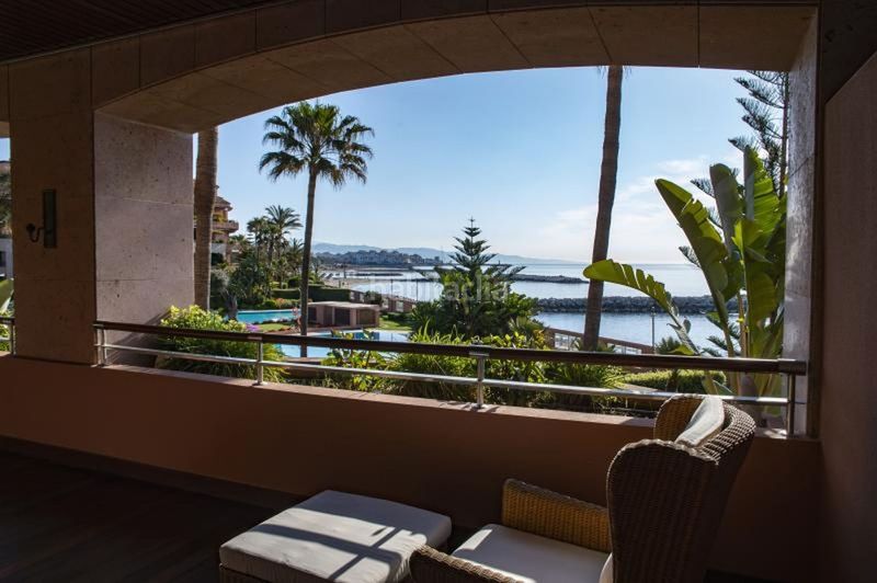 Foto f2515a34-b45a-4fbd-9312-2ab42a3609f9. Apartament amb aparcament piscina a Puerto Banús Marbella