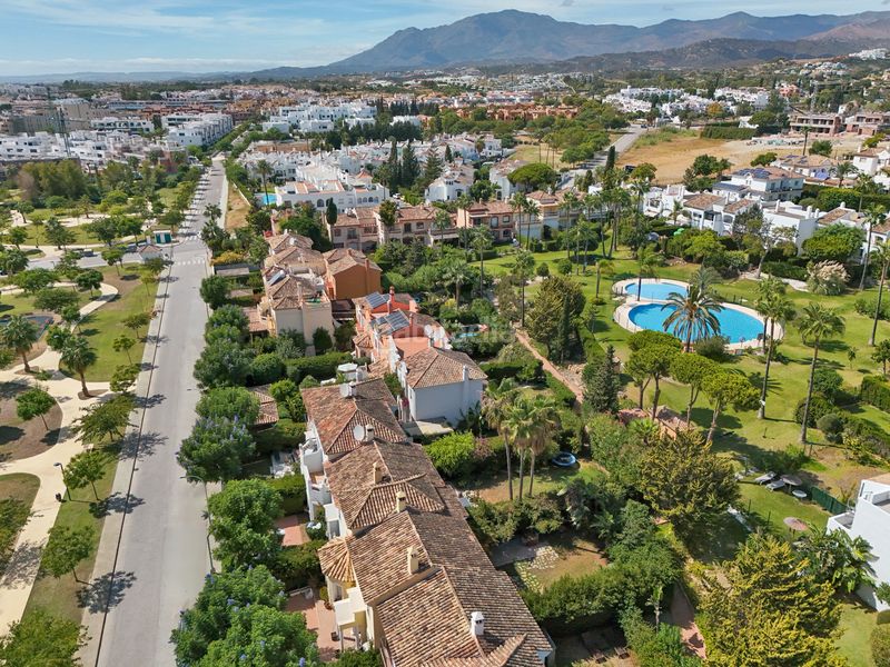 Foto 19aa51ca-1ba6-4bdb-8954-7ab3d37c878d. Alquiler casa pareada en bell air 0 elegante casa adosada en alquiler en el prestigioso bel air en Estepona