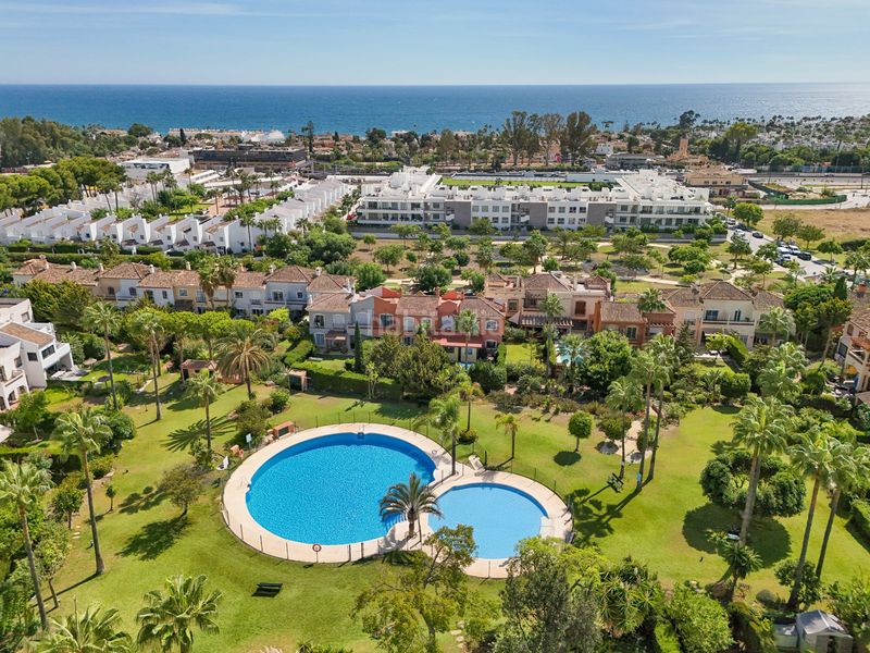 Foto d7e8b2c0-5183-407d-9385-2042aa487bce. Alquiler casa pareada en bell air 0 elegante casa adosada en alquiler en el prestigioso bel air en Estepona