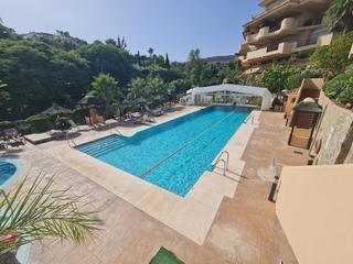 Location Rez-de-chaussée à Nueva andalucia k 19. Apartamento en planta baja con terraza expansiva y primeras como