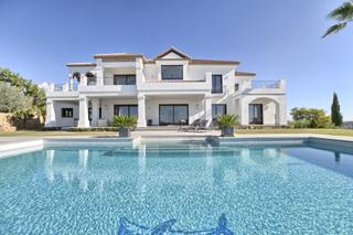 House in Benahavís pueblo. Exquisita villa orientada al sur con vistas panorámicas al mar