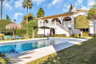 Maison à San Pedro de Alcántara Pueblo. Elegante villa con jardín privado, piscina y jacuzzi  un refugio