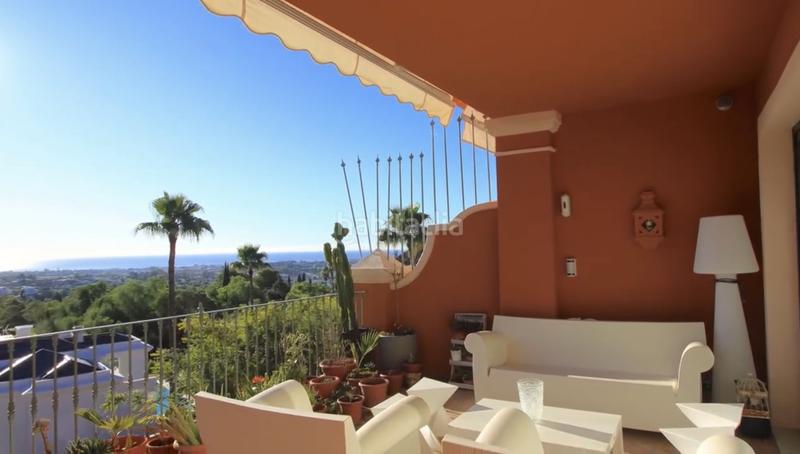 Foto 2d976f71-f35b-4cac-829b-f2deb1db5025. Ático  dúplex espacioso con vistas panorámicas al mar y al campo de golf en Benahavís