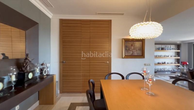 Foto 6e91a1fd-316f-410c-9bd9-1ef04a8d4b0e. Ático  dúplex espacioso con vistas panorámicas al mar y al campo de golf en Benahavís