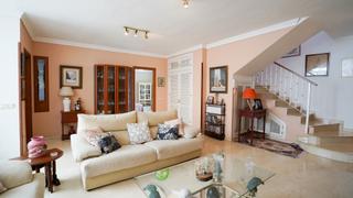 Casa en Nueva Andalucía centro. Villa de cuatro dormitorios con vistas al mar en marbella