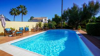 Casa en Centro. Encantadora villa con piscina privada y amplios jardines en este