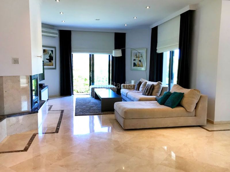 Foto 8d26f45c-3bd4-4728-ad61-f120685b1f20. Casa amb calefacció aparcament piscina a Casco Antiguo Marbella