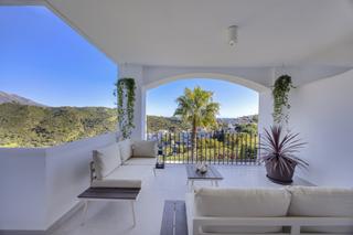 Apartamento en Benahavís pueblo. Elegante apartamento de 3 dormitorios con vistas impresionantes