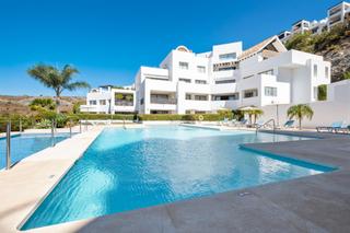 Ático en Benahavís pueblo. Elegante ático dúplex con vistas panorámicas en los flamingos go