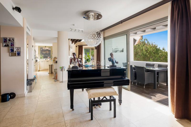 Foto 6b6e1009-ab54-46f0-a680-5e760c316c0c. Ático elegante ático dúplex con vistas panorámicas en Marbella