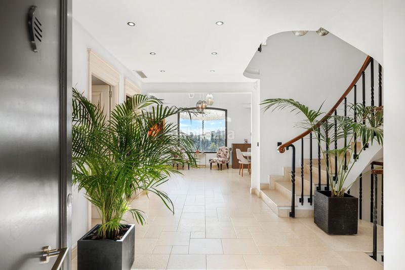 Foto 15aaf6a6-593f-415e-a770-a61a958b33d5. Casa elegante villa en primera línea de golf con vistas espectaculares en nueva andalucía en Marbella