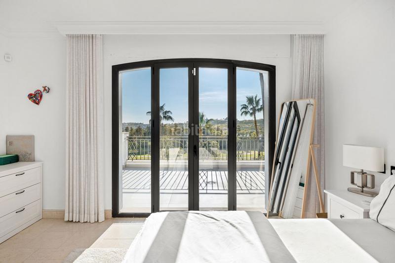 Foto 340b9266-a3ec-48da-b8bf-c640d4866789. Casa elegante villa en primera línea de golf con vistas espectaculares en nueva andalucía en Marbella