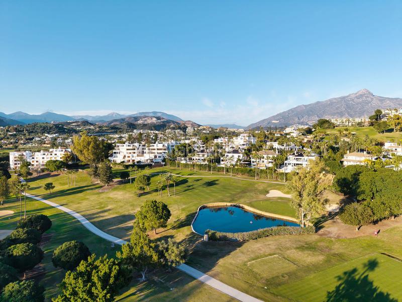 Foto 44cf2381-5df5-4546-90b7-43202072b4e2. Casa elegante villa en primera línea de golf con vistas espectaculares en nueva andalucía en Marbella