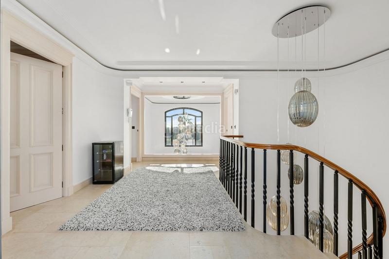 Foto 49b0c84c-6701-4ced-afc5-53b9dfad835f. Casa elegante villa en primera línea de golf con vistas espectaculares en nueva andalucía en Marbella