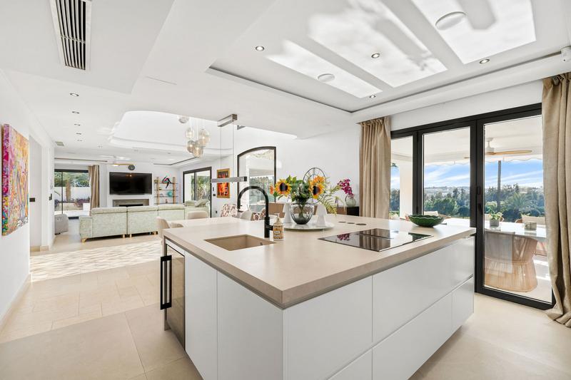 Foto 6482ebc3-f16c-46ec-9020-9ee01c5b3dba. Casa elegante villa en primera línea de golf con vistas espectaculares en nueva andalucía en Marbella