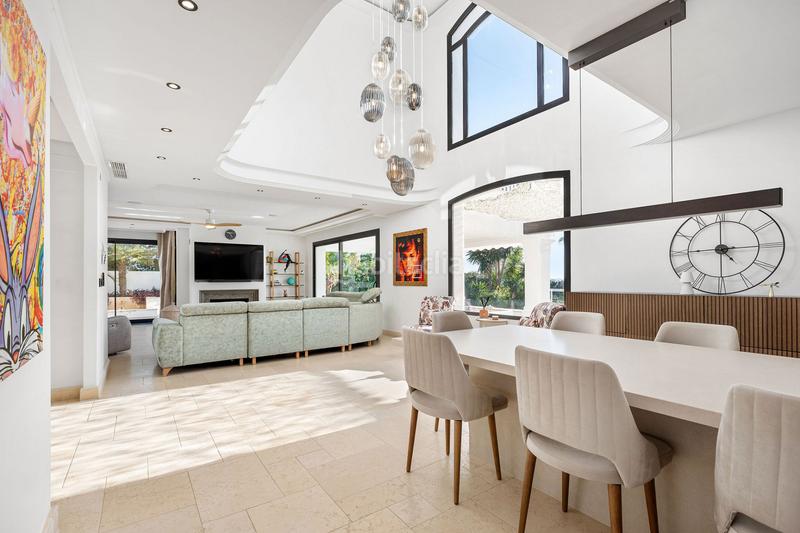 Foto 6ed97674-7cf3-45ed-a591-54d789fb2cb5. Casa elegante villa en primera línea de golf con vistas espectaculares en nueva andalucía en Marbella