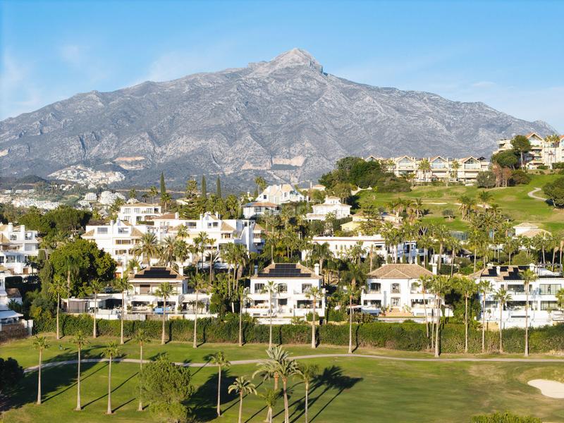 Foto 8009c151-94e5-43e6-8cfb-260b9a7b9d90. Casa elegante villa en primera línea de golf con vistas espectaculares en nueva andalucía en Marbella