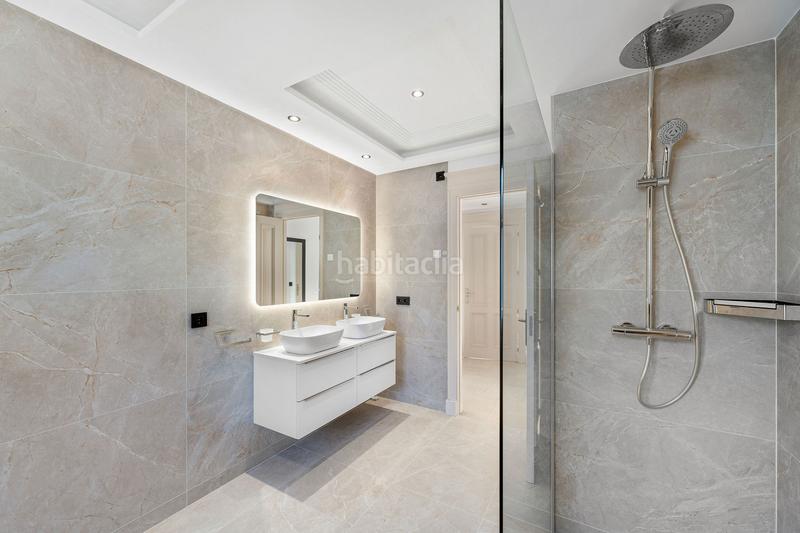 Foto 95d357a6-aee0-4b7e-bc1f-2b556e38b1ff. Casa elegante villa en primera línea de golf con vistas espectaculares en nueva andalucía en Marbella