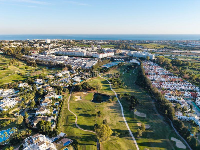 Foto 98547f33-eb71-4a24-a3c4-8d2acb2ecd71. Casa elegante villa en primera línea de golf con vistas espectaculares en nueva andalucía en Marbella