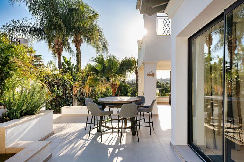 Foto a93f54f7-eff4-4060-9f1e-caf8bc49abf5. Casa elegante villa en primera línea de golf con vistas espectaculares en nueva andalucía en Marbella