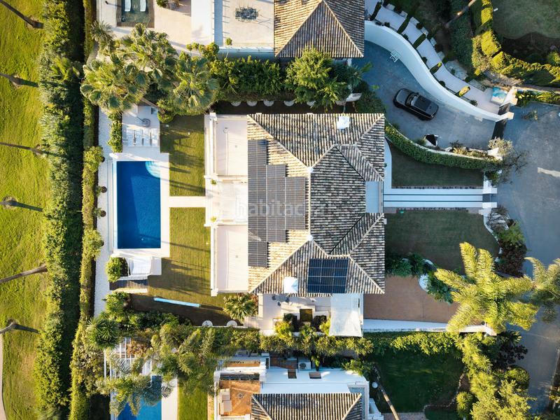 Foto aa582c5d-d268-413c-9af2-5976e469ef06. Casa elegante villa en primera línea de golf con vistas espectaculares en nueva andalucía en Marbella