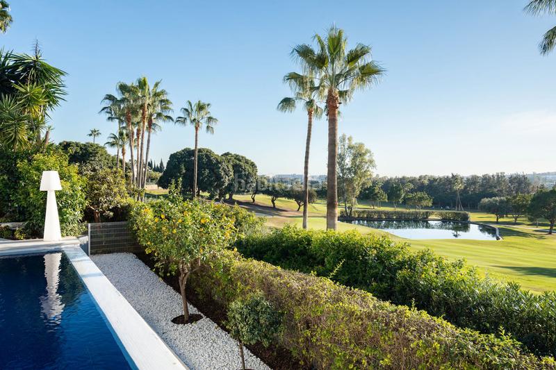 Foto af7c233e-9e7c-43a5-85f4-5c19409c92b0. Casa elegante villa en primera línea de golf con vistas espectaculares en nueva andalucía en Marbella