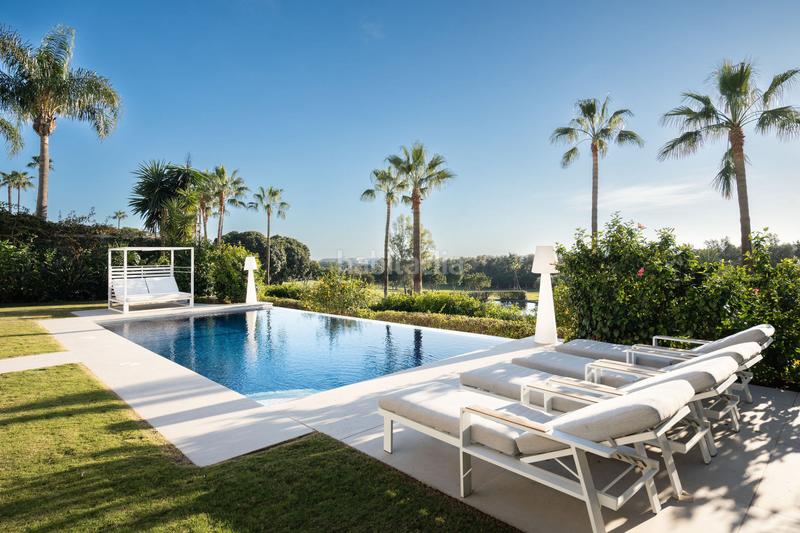 Foto b69aa36f-0400-4c67-9a10-b019befeb663. Casa elegante villa en primera línea de golf con vistas espectaculares en nueva andalucía en Marbella