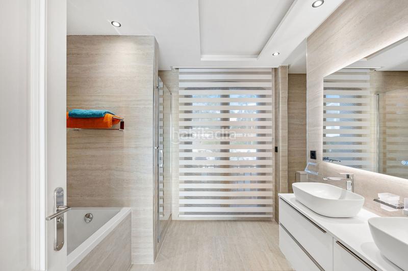 Foto c438d882-823c-4aa9-a992-7834f9e754cf. Casa elegante villa en primera línea de golf con vistas espectaculares en nueva andalucía en Marbella