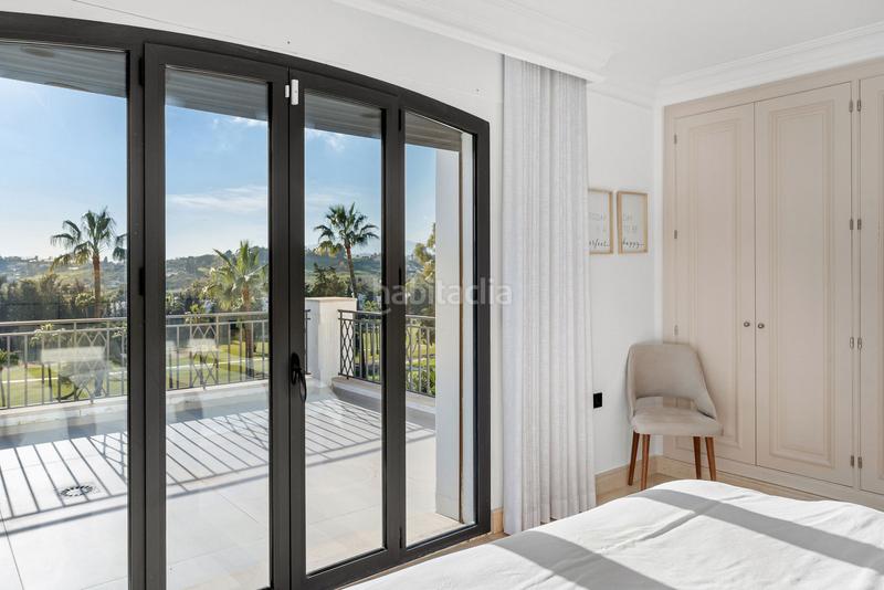 Foto f084bf01-6c02-45ec-ab2b-2f32ebeca0c7. Casa elegante villa en primera línea de golf con vistas espectaculares en nueva andalucía en Marbella