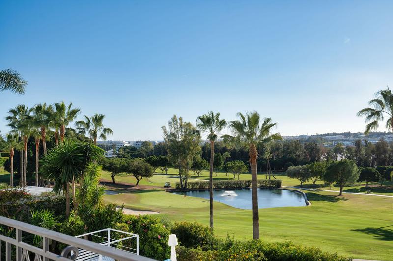 Foto f1e85959-cd6c-4a72-8784-bce1efd43b8e. Casa elegante villa en primera línea de golf con vistas espectaculares en nueva andalucía en Marbella
